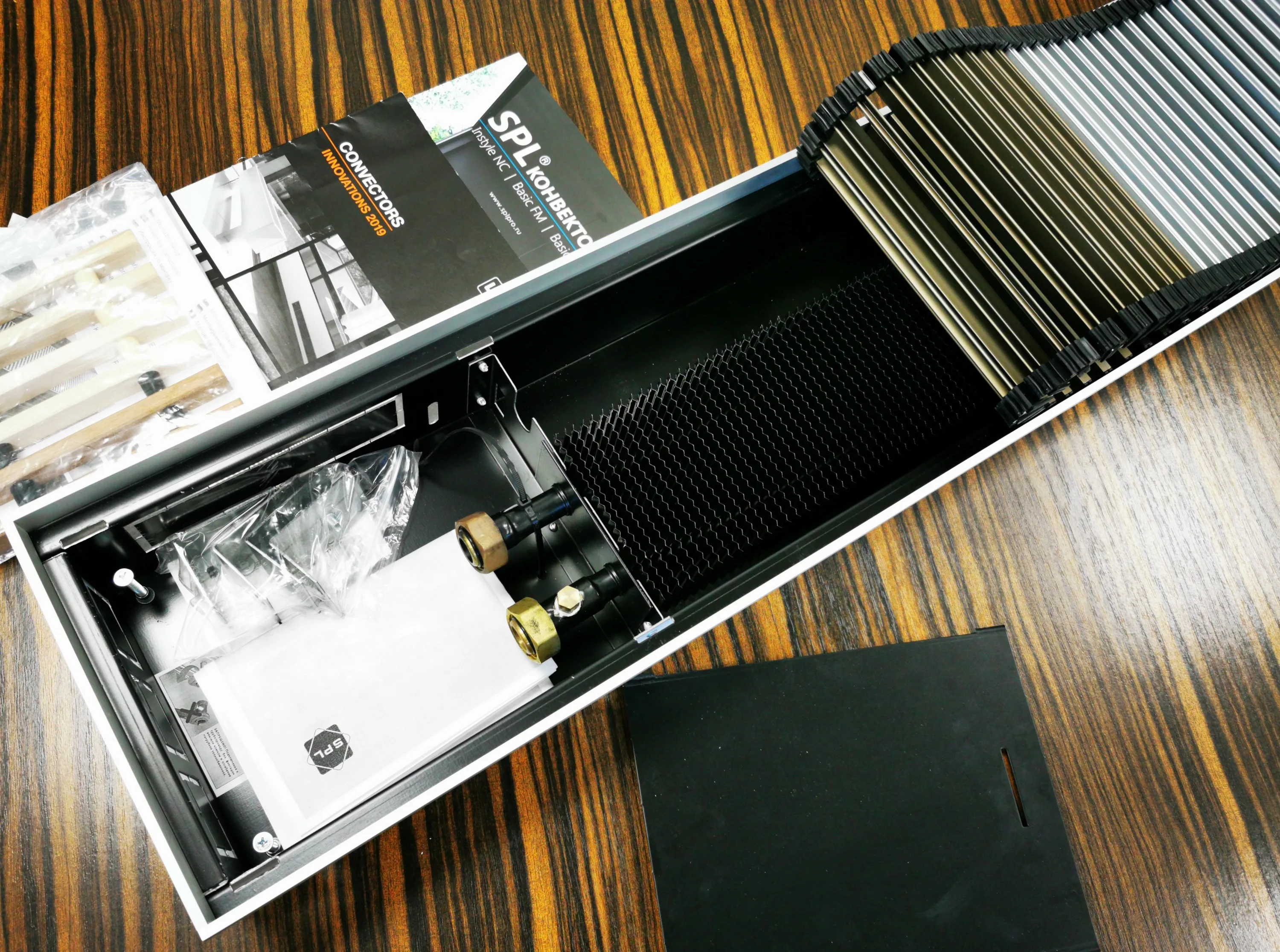 INC-210/19/42-8/2-S15-U10V0/DGA-10. Q 3255 Вт. Внутрипольный конвектор, естественная конвекция, сторона подключения - правая. Глубина - 190, ширина - 420, длина - 2100. Решетка из анодированного алюминия, цвет - серебро.