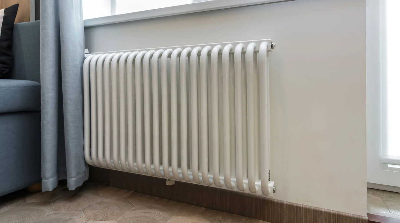 КЗТО PC 2-750-15 нп прав Ral9016 . Q - 1205 Вт. Радиатор РС 2-трубчатый, 15-секционный. Подключение - нижнее правое с вентилем. Высота - 790, длина - 617, глубина - 100. Монтаж - Настенный